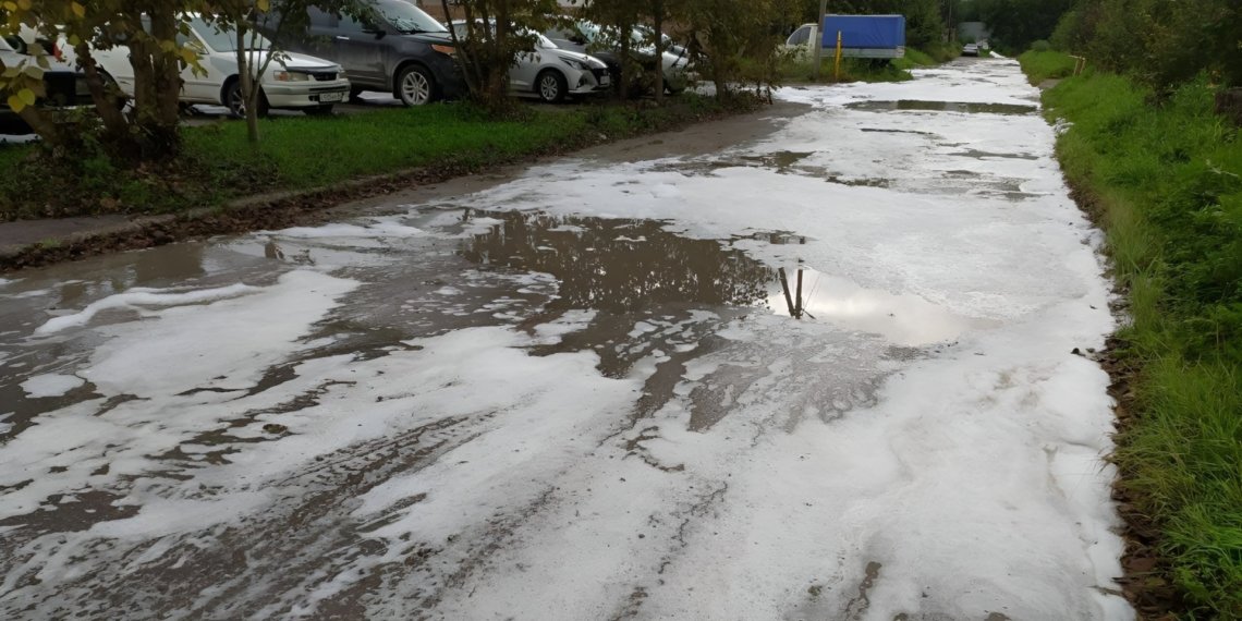 Химическая пена затопила улицу в Искитиме