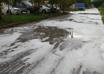 Химическая пена затопила улицу в Искитиме