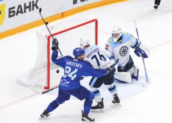 Хоккейная «Сибирь» в голевой перестрелке уступила «Барысу»