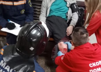 Мужчина упал на рельсы в метро