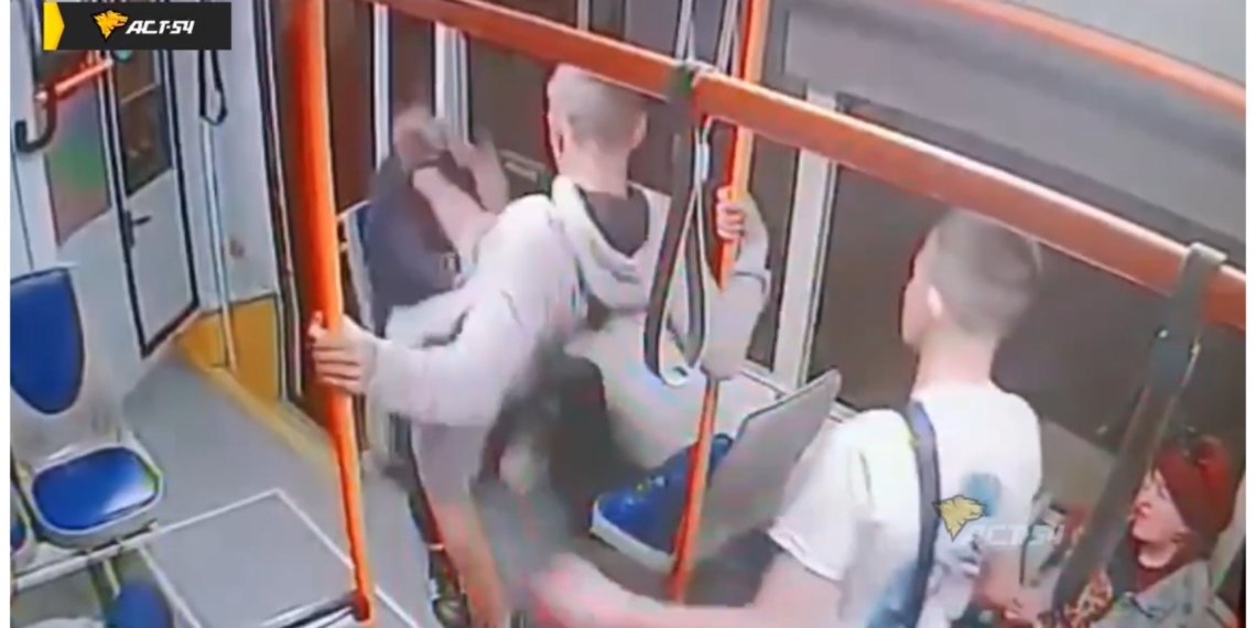 Сломали ребра пассажиру и распылили перцовый баллончик в трамвае: подростков заключили под стражу в Новосибирске