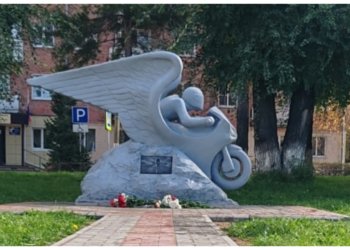 Памятник погибшим байкерам открыли в кузбасском ПГТ Грамотеино