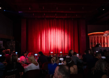 На новосибирский гастротеатр «Красная мельница» подали в суд за нарушение авторских прав