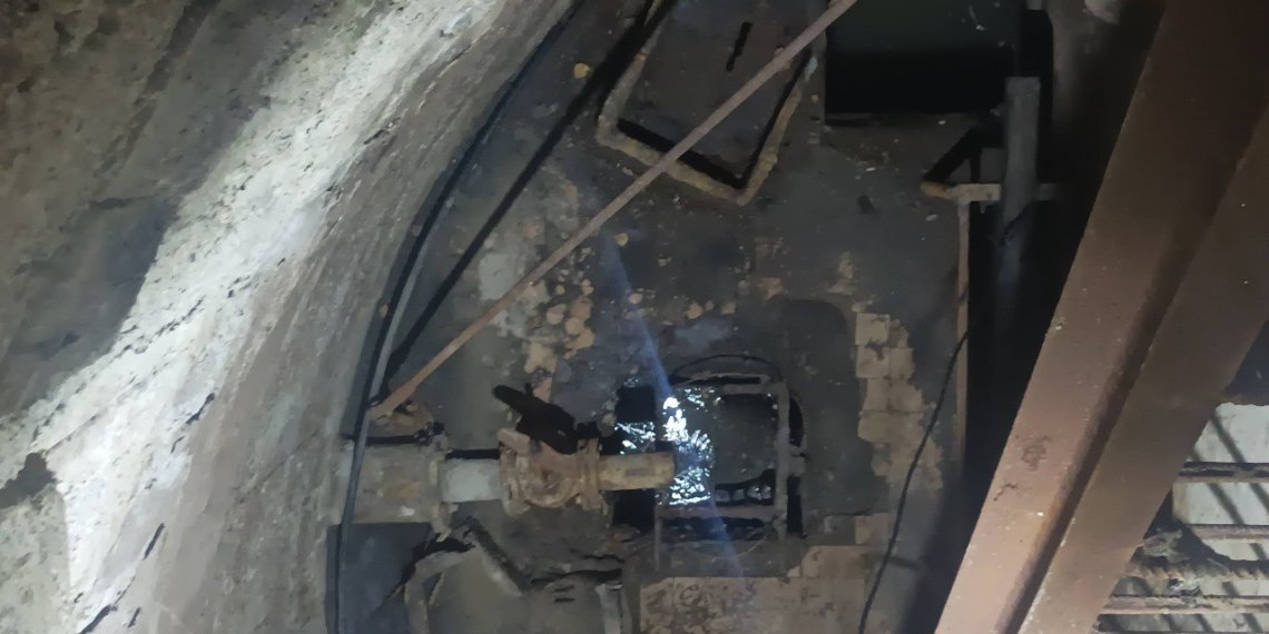 Слесарь задохнулся в канализации при выполнении работ в Новосибирской области