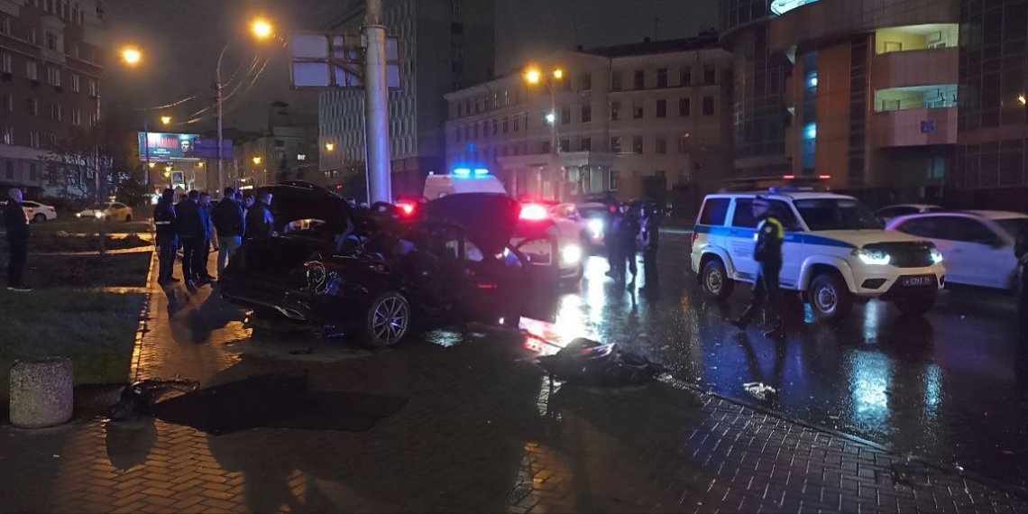 Водитель «Mersedes» погиб после столкновения со световой опорой в Новосибирске