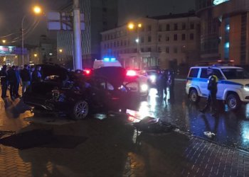 Водитель «Mersedes» погиб после столкновения со световой опорой в Новосибирске