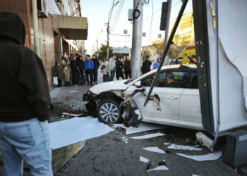 Водитель на иномарке снес ограждение станции метро «Красный проспект»