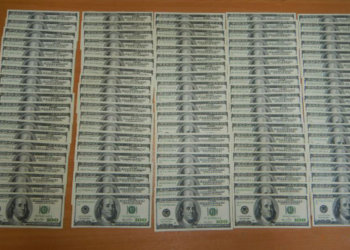 Мигрант пытался вывезти 31 тысячу долларов из Новосибирска в Самарканд