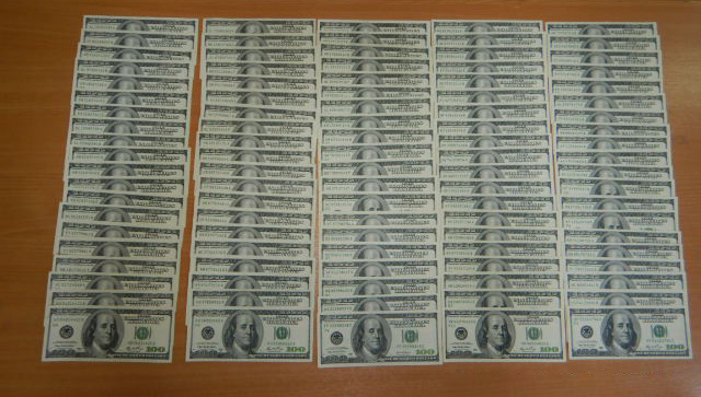 Мигрант пытался вывезти 31 тысячу долларов из Новосибирска в Самарканд