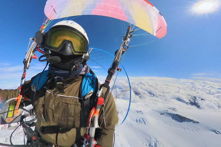 Новосибирский спортсмен впервые совершил полёт на мотопараплане над Эльбрусом
