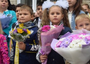 Школьные линейки начались в Новосибирской области — 34 тысячи учеников пошли в первые классы