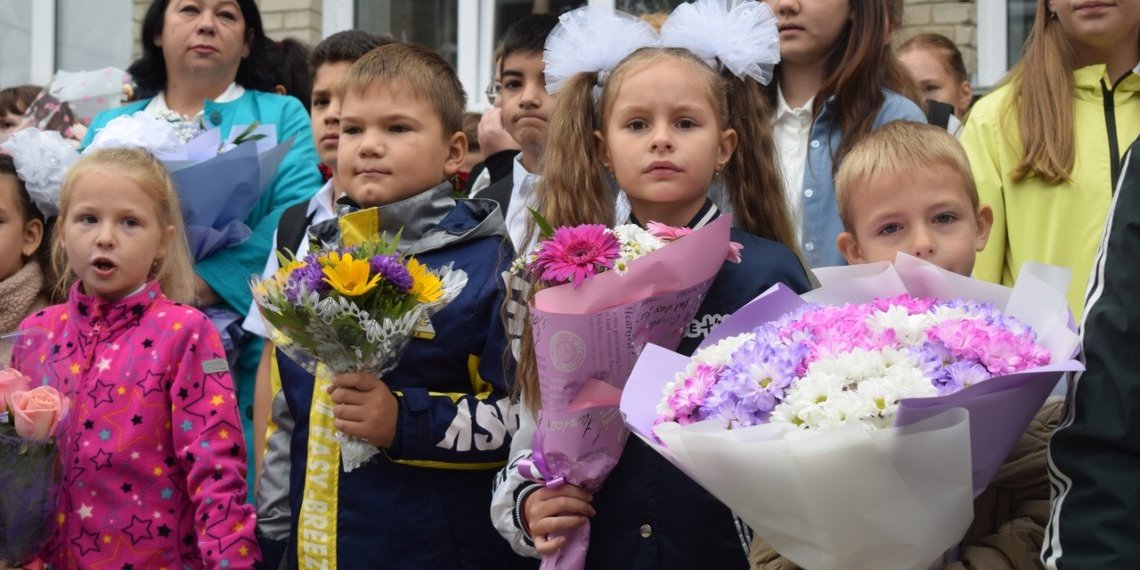 Школьные линейки начались в Новосибирской области — 34 тысячи учеников пошли в первые классы