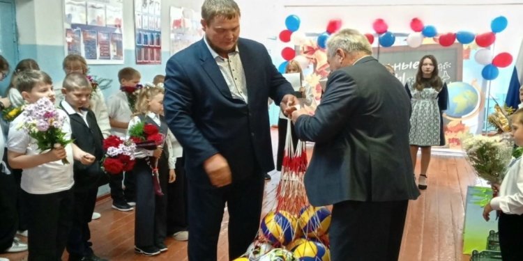 Аграрии в Новосибирской области подарили школе спортивный инвентарь