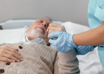 Три шага, которые спасают жизни: как распознать инсульт и успеть в «золотой час»