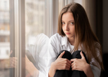 Потерявшую голос после отъезда отца на СВО девочку вылечили в Новосибирске