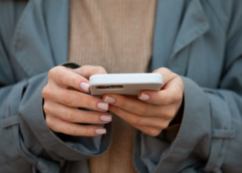 Сибиряки переходят на альтернативные платежные инструменты, а наличные оставляют на подарки и чаевые — показал опрос