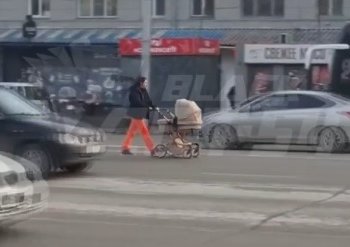 Мать с коляской устроила опасный променад по проезжей части на Титова в Новосибирске