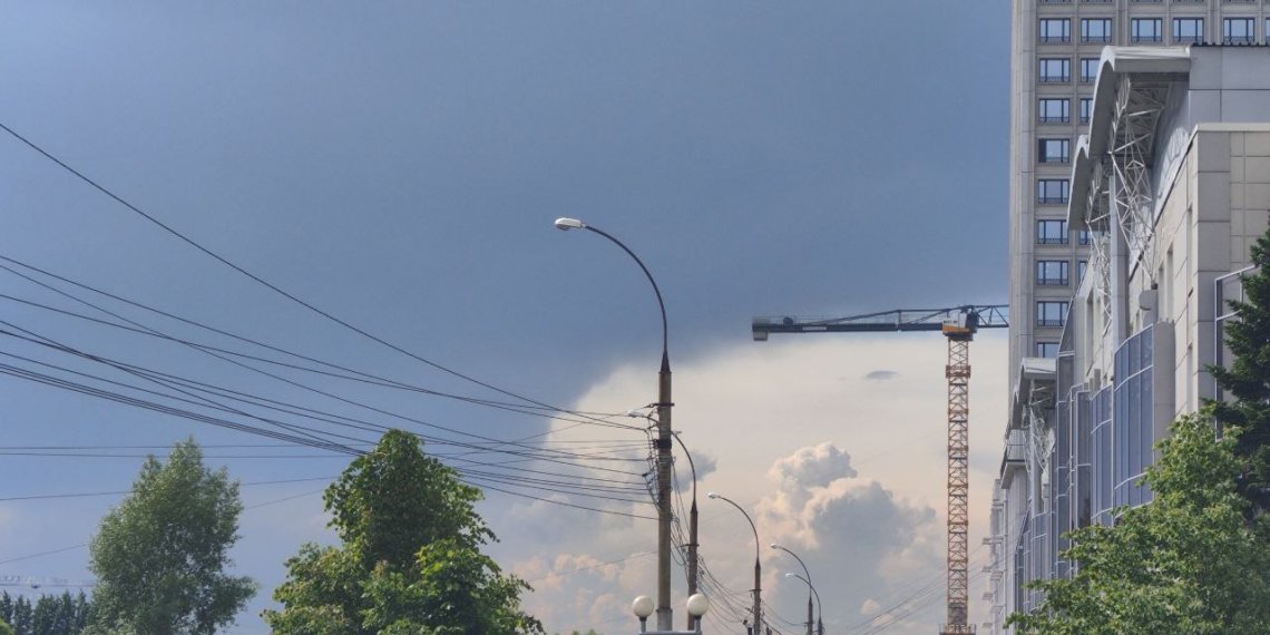 В Новосибирске резко похолодало: дождь, мелкий град и ветер накрыли город