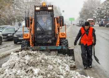 В мэрии показали, как дорожные службы устраняют последствия снегопада в Новосибирске