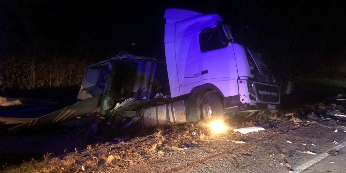 Водитель грузовика погиб в массовом ДТП на трассе под Новосибирском