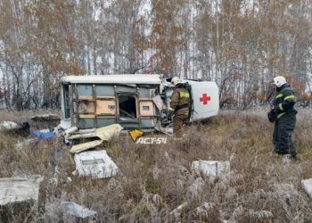 Трое новосибирцев пострадали в ДТП с перевернувшейся скорой