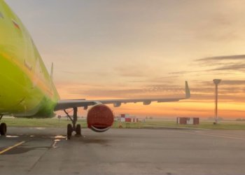 Авиакомпания S7 отказалась взять на борт 10 пассажиров из-за овербукинга