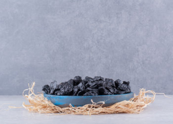 Какой сухофрукт поможет предотвратить потерю костной массы — рассказала врач