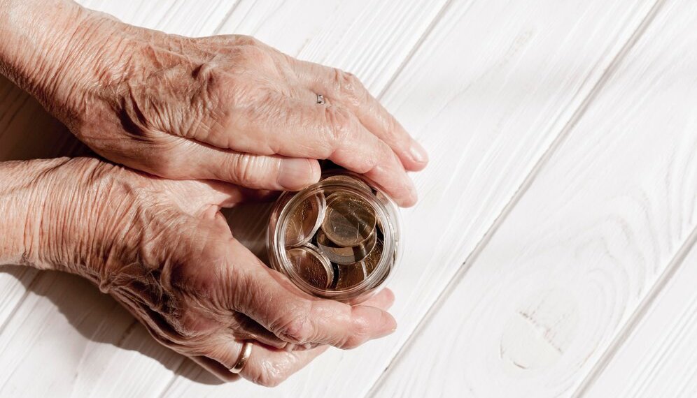 Российским подросткам посоветовали начать копить на пенсию с 14 лет