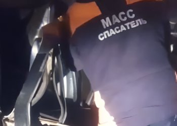 На Большевистской спасатели вызволили водителя из искореженного автомобиля в Новосибирске