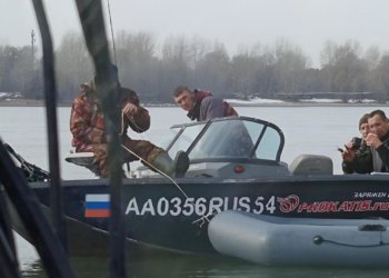 Лодка с рыбаками перевернулась на Оби в Новосибирске