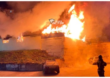 Здание пекарни сгорело в Новосибирске