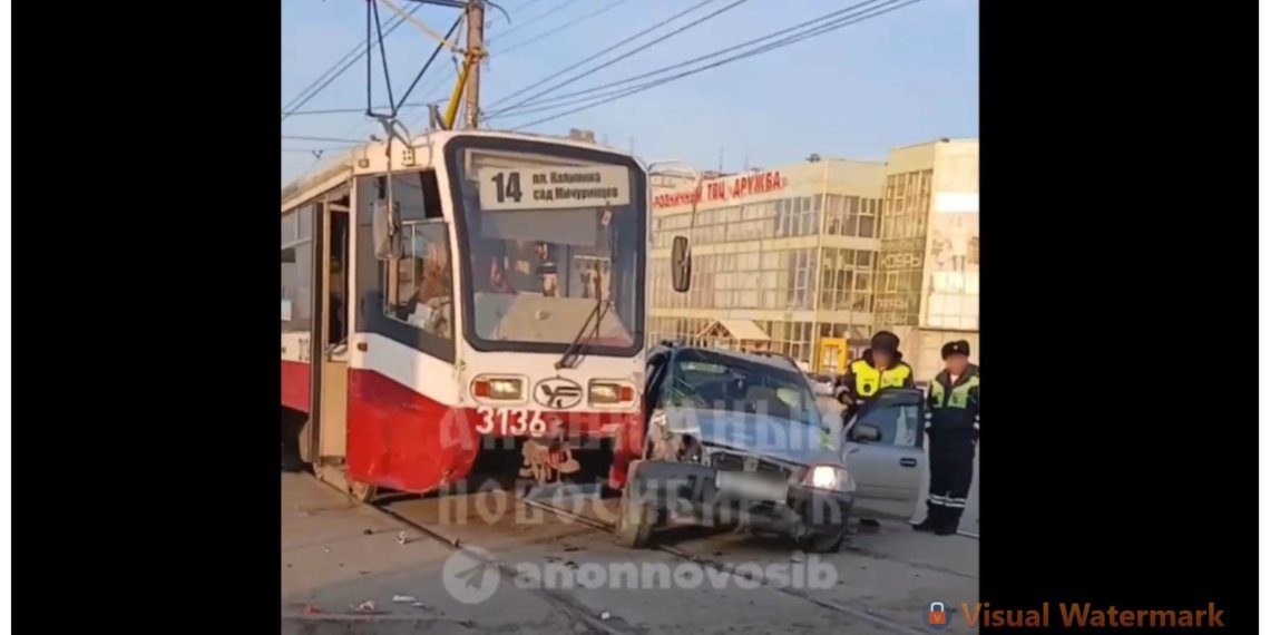 Авария с трамваем: движение встало в Октябрьском районе Новосибирска