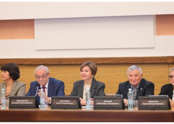 В Большом зале мэрии Новосибирска прошёл круглый стол по результатам «Декады пожилого человека 2025»