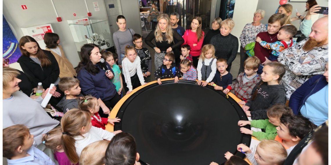 Под звёздным небом: дети из замещающих семей Новосибирска посетили полнокупольное представление в новосибирском планетарии