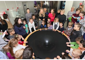 Под звёздным небом: дети из замещающих семей Новосибирска посетили полнокупольное представление в новосибирском планетарии