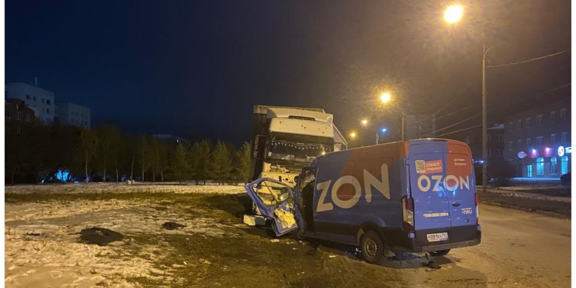 Не довезли заказик: грузовик маркетплейса столкнулся с фурой в Новосибирске