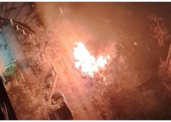 Портал в ад: загоревшийся мусор напугал местных жителей в Новосибирске