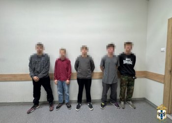 Новосибирские подростки, поставившие сверстника на колени, попали в полицию