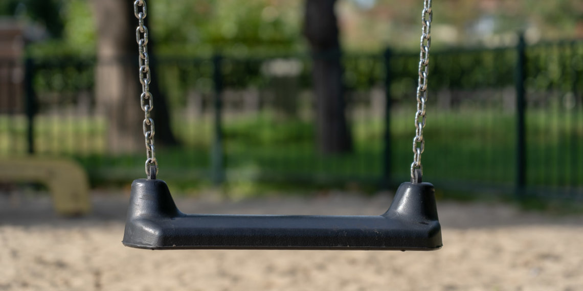 Администрация района выплатит 500 тысяч рублей ребёнку после падения с качели в Новосибирске