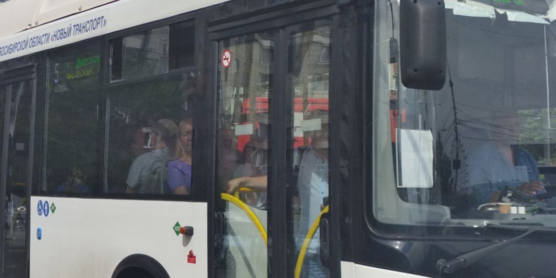 Пенсионерка выпала из автобуса и ударилась головой об асфальт в Новосибирске