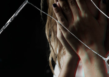 Пятеро сибирячек жестоко избили школьницу из-за парня под Новосибирском