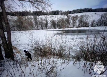 В Новосибирске двое детей провалились под лёд на Ине: одного спасти не удалось
