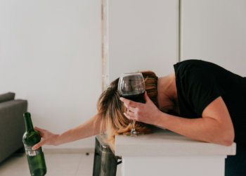 Тревожные цифры: каждый десятый отравившийся алкоголем новосибирец — несовершеннолетний