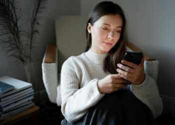 «Михаил» с фейковой страницы: как подростки обманули девушку на 250 тысяч в Новосибирской области