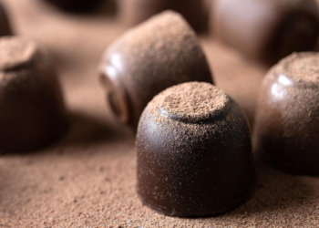 Врач-нарколог объяснил, кому нельзя есть конфеты с ликером