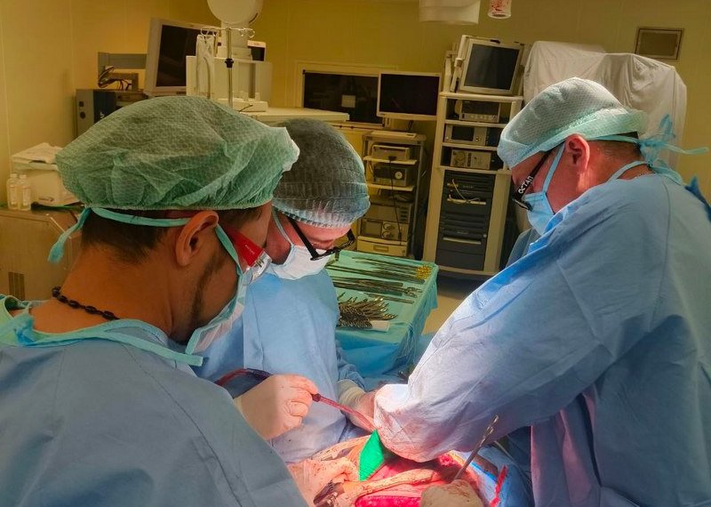 Новосибирские хирурги удалили гигантскую опухоль весом 4 кг из груди сибиряка