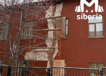 В центре Новосибирска закрыли школу из-за огромной трещины на фасаде
