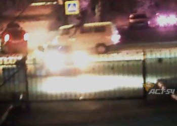 Байкер сделал сальто в воздухе после удара об иномарку на Титова в Новосибирске