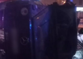 Спасатели вызволили водителя, зажатого в перевернувшемся Mercedes G-Class в Новосибирске