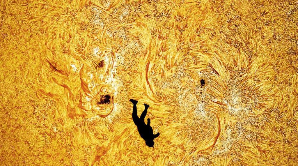 Свободно падающего человека на фоне Солнца заснял астрофотограф